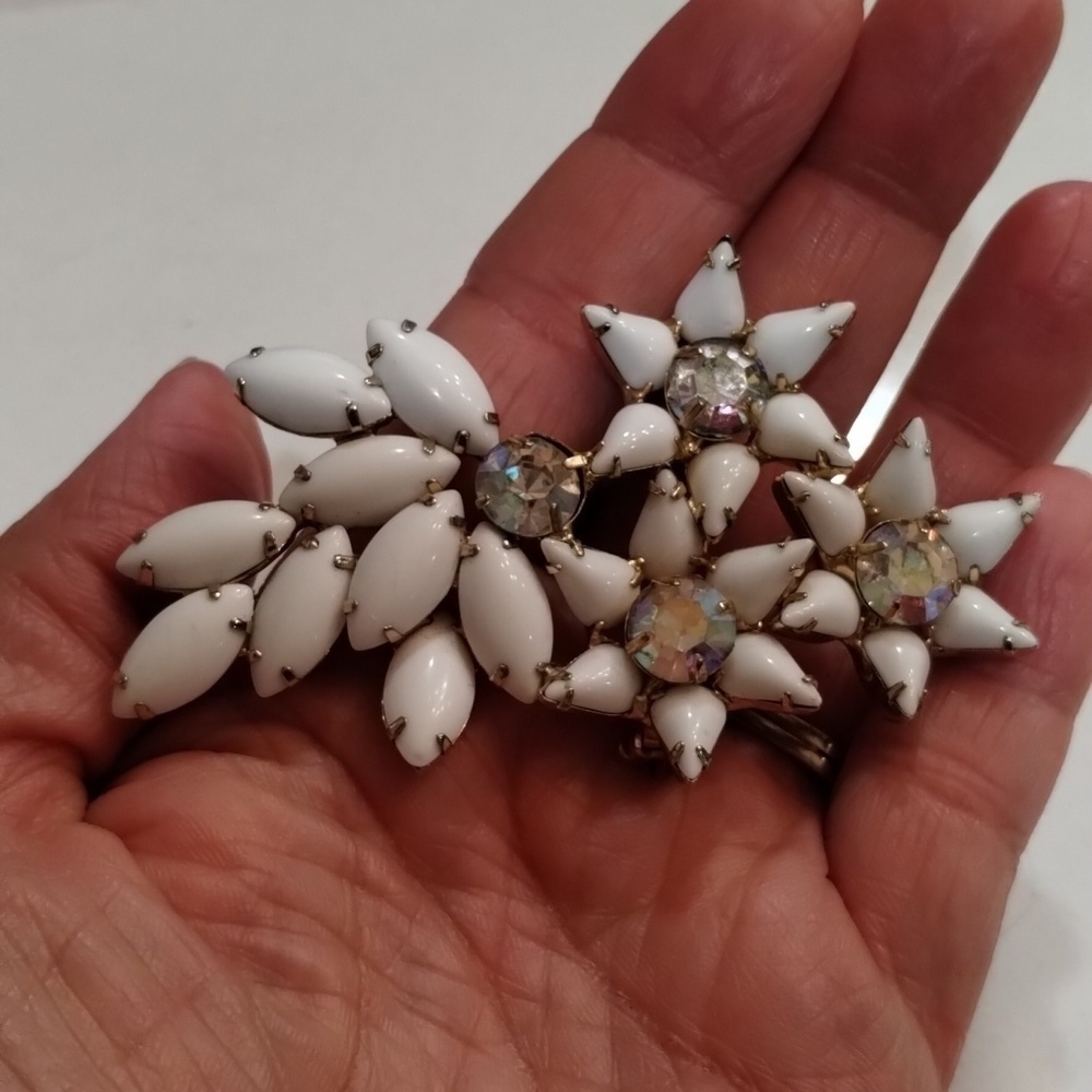 White beaded & clear rhinestone brooch lapel pin back mid century vintage 3" - Picture 6 of 7